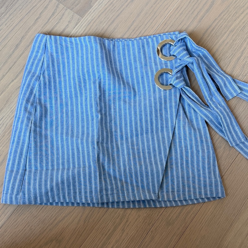 Mint Vanilla wrap skirt tag size 8 runs small 2-4 LIKE NEW blue stripe chambray